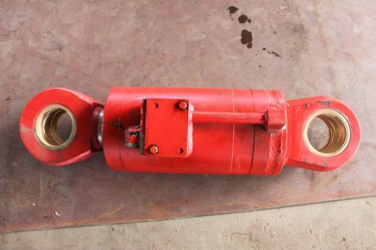 點擊查看詳細信息<br>標題：220鏟板升降油缸 閱讀次數：1900